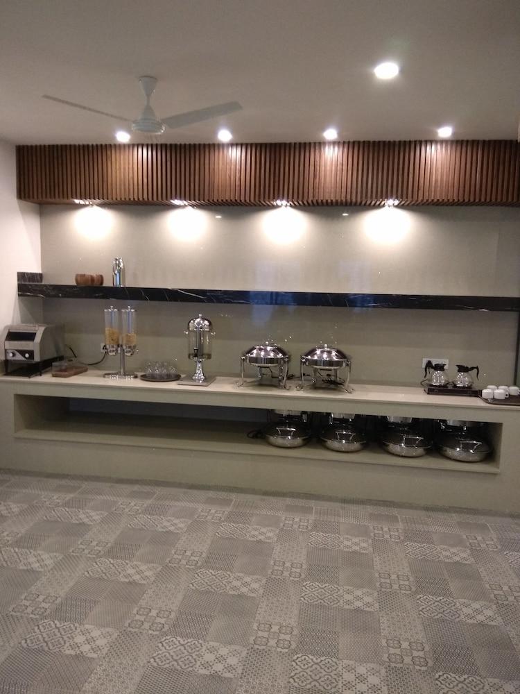 棕榈树林酒店及服务式公寓 新德里 外观 照片